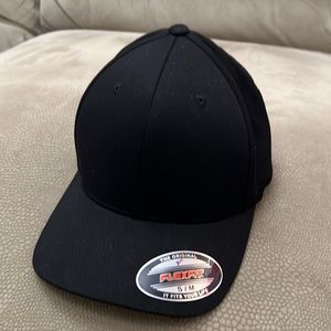 Mens FlexFit Black S-M (small medium) Hat New with Tags